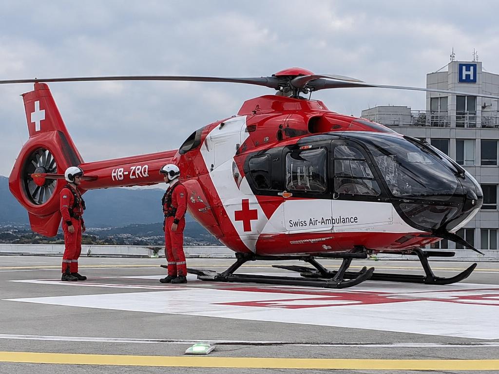 Hélicoptère ambulance aérienne sur héliport d'hôpital