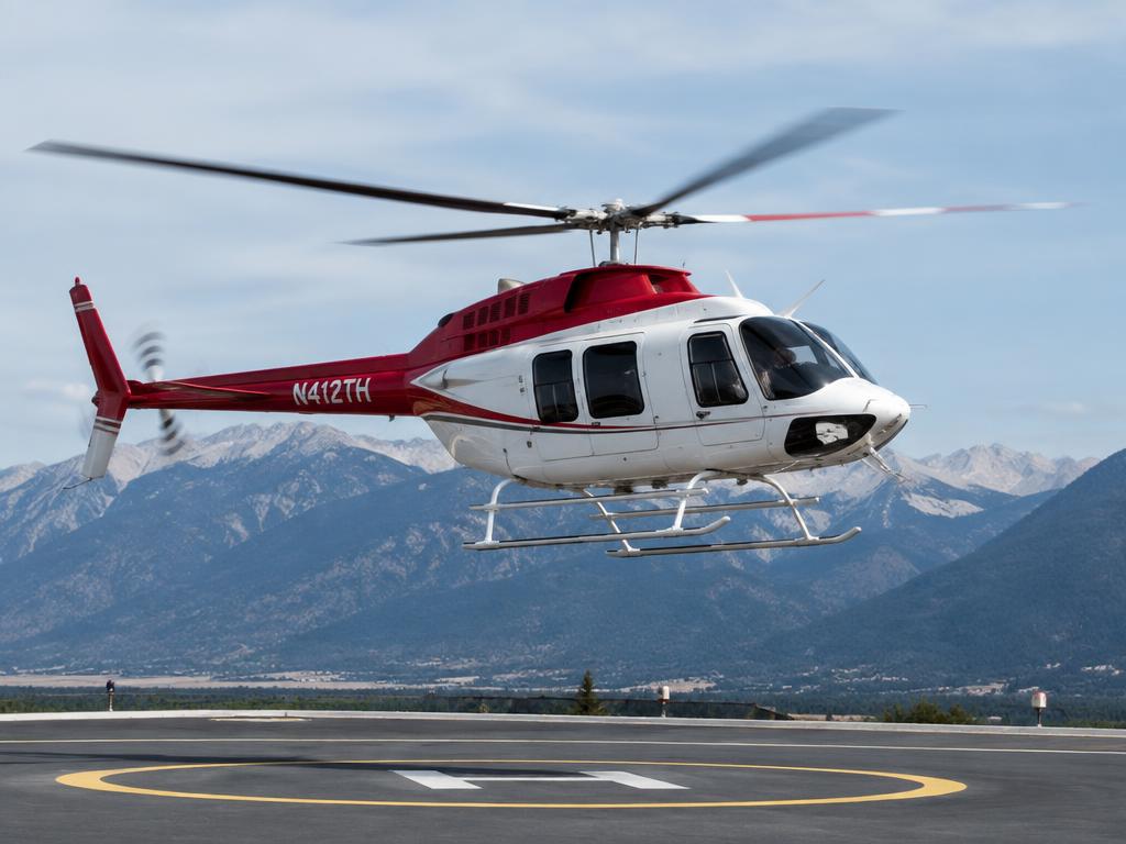 Hélicoptère en vol au-dessus d'un héliport