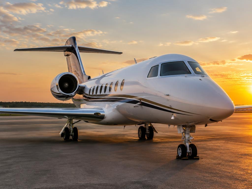 Jet privé à l'extérieur sur le tarmac