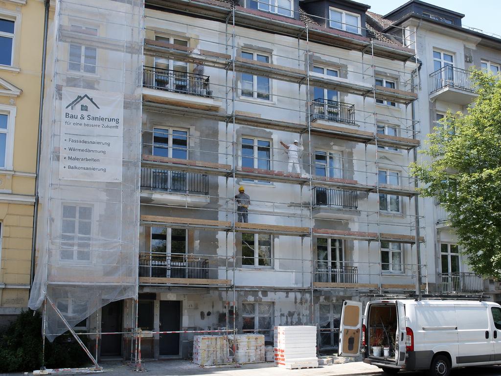 Rénovation de la façade d'un immeuble résidentiel avec échafaudage